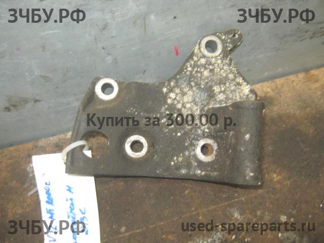 Renault Clio 2/Simbol 1 Кронштейн генератора