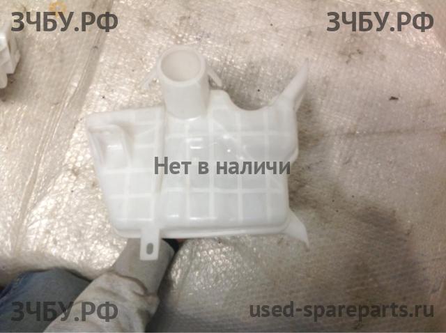 Toyota Corolla (E16 - E17) Бачок омывателя лобового стекла