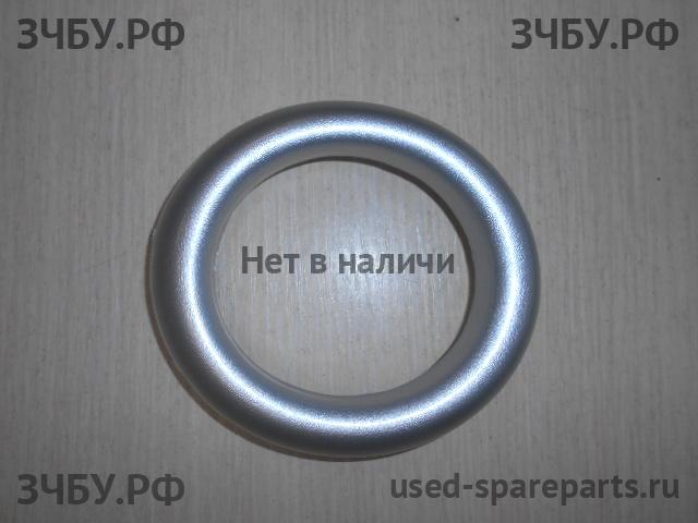Mitsubishi Pajero/Montero Sport 2 (KH) Рамка противотуманной фары правой