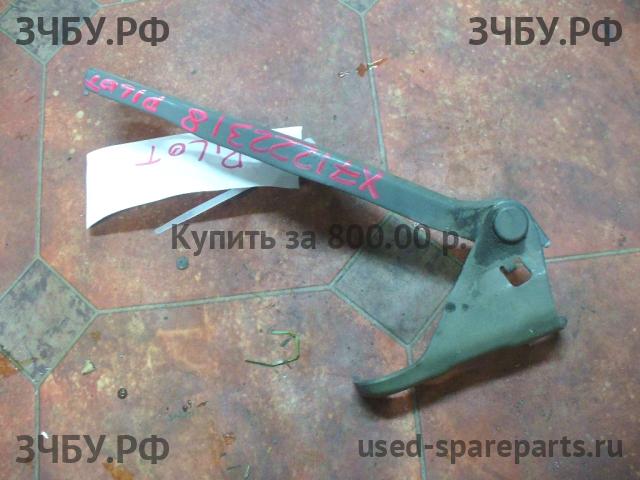 Honda Pilot (2) Петля капота левая