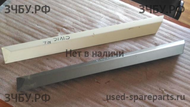 Honda Civic 8 (4D) Молдинг двери задней левой