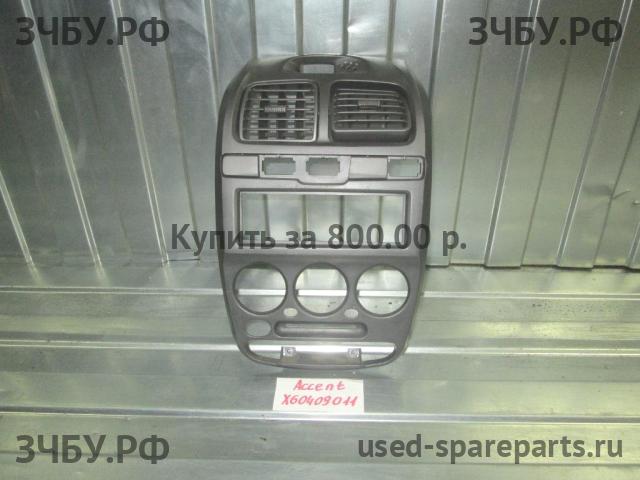 Hyundai Accent 2 Накладка декоративная на торпедо