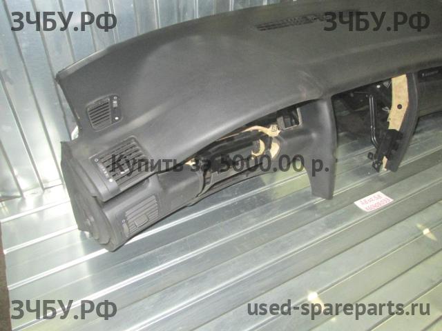 Audi A8 (1) [D2] Торпедо