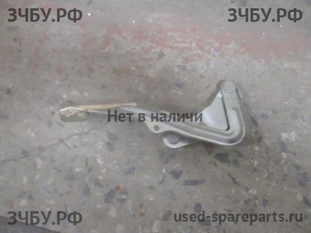 Ford Focus 2 Петля капота левая