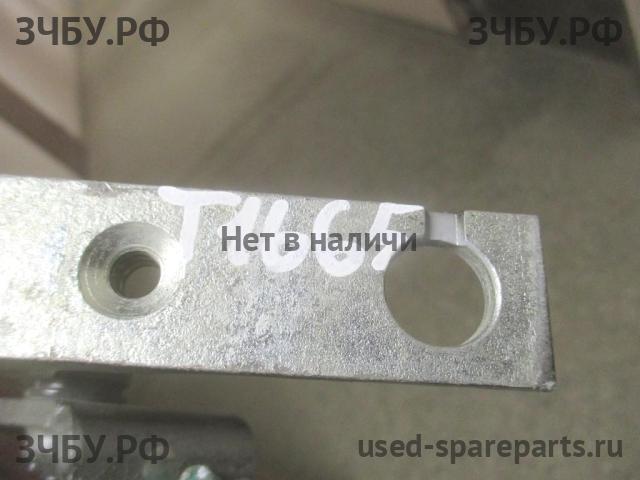 Ford Focus 3 Петля двери передней правой