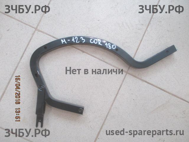 Toyota Corolla (E16 - E17) Петля крышки багажника