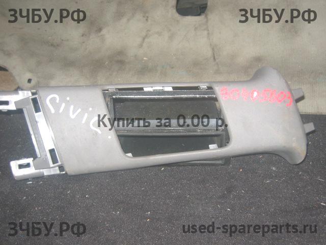 Honda Civic 8 (4D) Накладка стойки средней правой