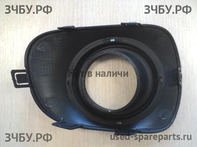 Mitsubishi Pajero/Montero Sport 2 (KH) Рамка противотуманной фары левой