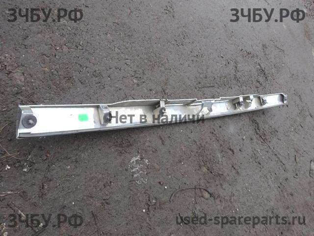 Opel Zafira B Накладка на дверь багажника
