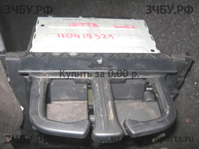 Volkswagen Jetta 4/Bora [1J2] Подстаканник