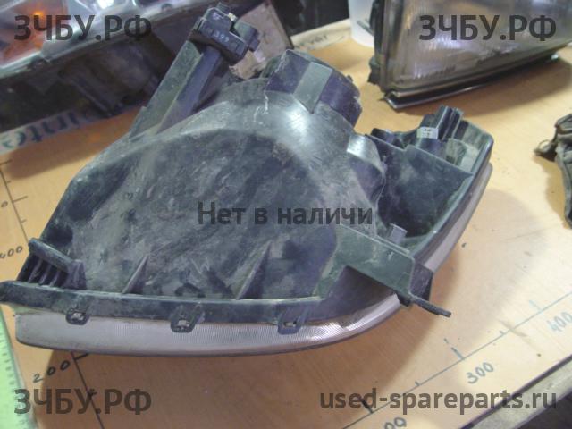 Toyota RAV 4 (2) Фара правая