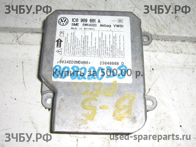 Volkswagen Passat B5 Блок управления AirBag (блок активации SRS)