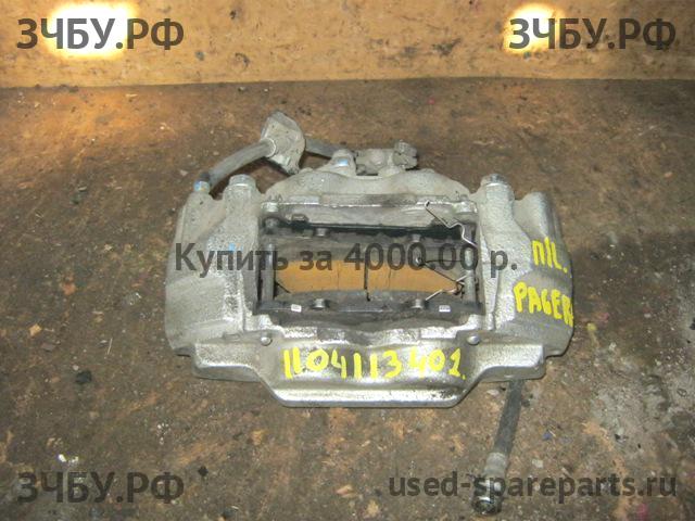 Mitsubishi Pajero/Montero 4 Суппорт передний левый (в сборе со скобой)