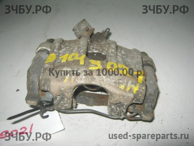 Mazda 3 [BK] Суппорт задний левый (в сборе со скобой)
