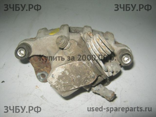 Mazda 3 [BK] Суппорт задний левый (в сборе со скобой)