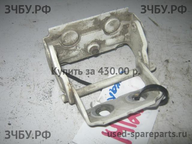 Ford Focus 1 Петля двери багажника