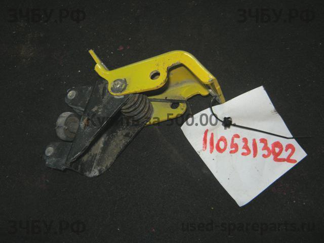Renault Kangoo 1 Петля двери