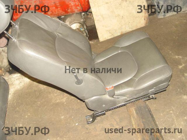 Nissan Navara 1 (D40) Сиденье