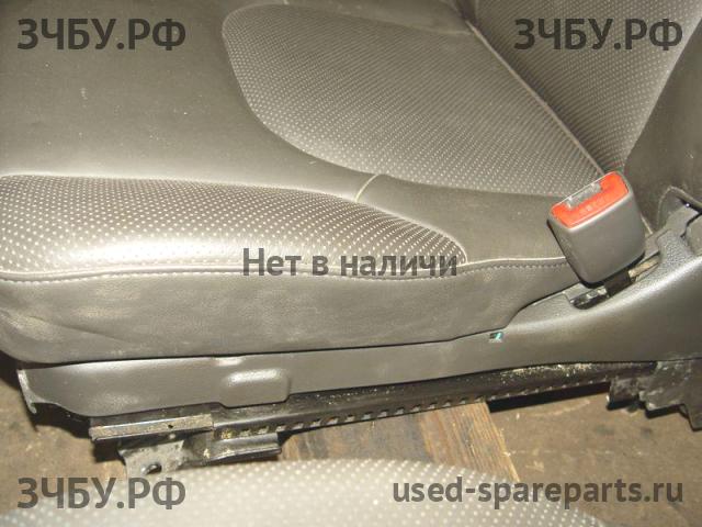 Nissan Navara 1 (D40) Сиденье