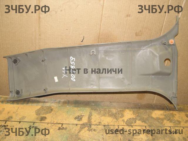 Nissan Patrol (Y61) Накладка стойки средней правой