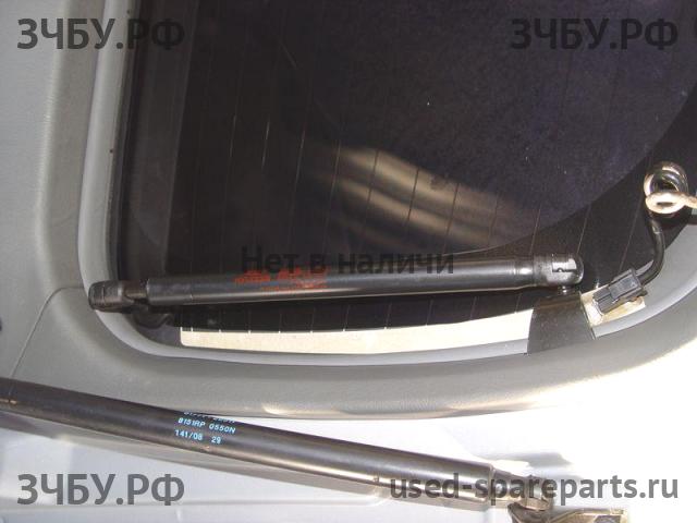Hyundai Santa Fe 1 (SM) Петля двери багажника