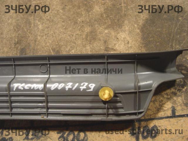 Toyota Land Cruiser 100 Накладка на порог (кузов внутри)