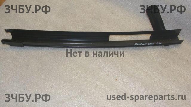 Nissan Pathfinder 2 (R51) Направляющая стекла в двери