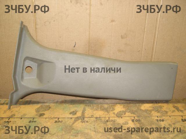 Nissan Patrol (Y61) Накладка стойки средней левой