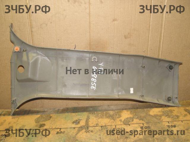 Nissan Patrol (Y61) Накладка стойки средней левой