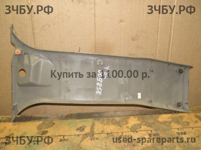 Nissan Patrol (Y61) Накладка стойки средней левой