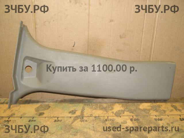 Nissan Patrol (Y61) Накладка стойки средней левой