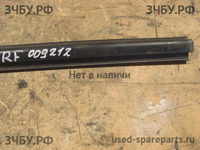 Jeep Grand Cherokee 2 Накладка стекла