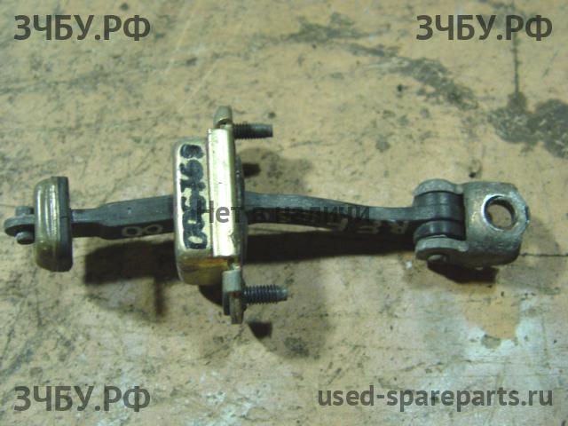 Ford Escape 1 Ограничитель двери