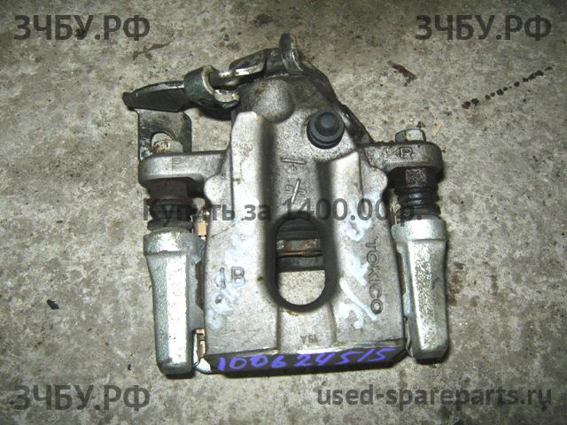 Toyota Corolla (E14 - E15) Суппорт задний правый (в сборе со скобой)
