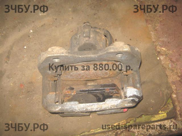 Nissan Primera P12 Суппорт передний правый (в сборе со скобой)