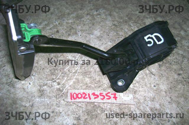 Honda Civic 8 (5D) Педаль газа