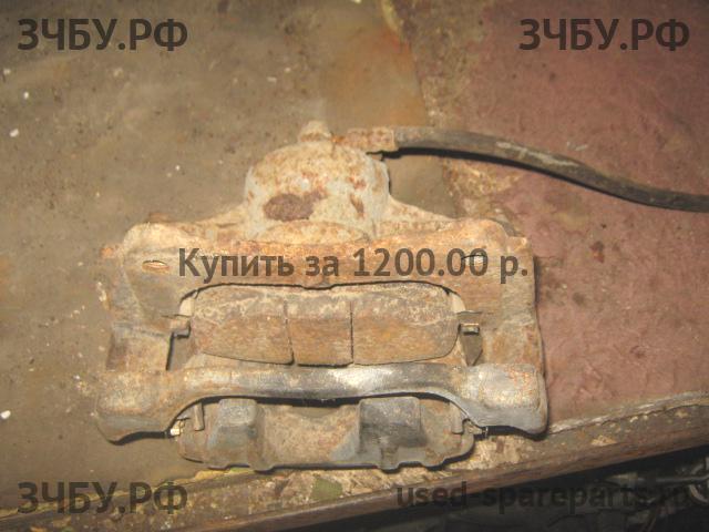 Toyota Avensis 2 Суппорт передний правый (в сборе со скобой)