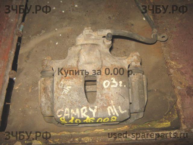 Toyota Camry 5 (V30) Суппорт передний левый (в сборе со скобой)