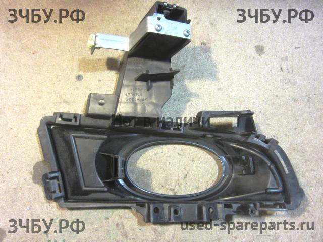 Mazda 3 [BK] Рамка противотуманной фары левой