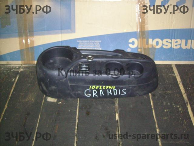 Mitsubishi Grandis (NA4W) Консоль между сиденьями (Подлокотник)