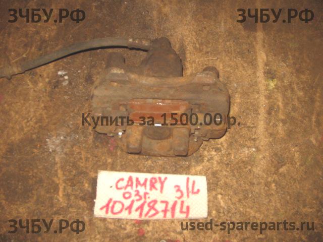 Toyota Camry 5 (V30) Суппорт задний левый (в сборе со скобой)