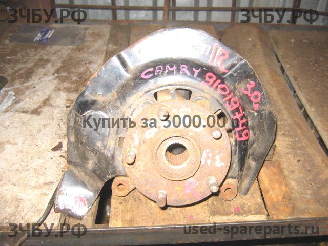Toyota Camry 5 (V30) Кулак поворотный передний правый (со ступицей)