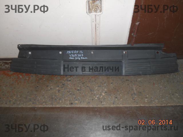 Mitsubishi Pajero/Montero 4 Накладка заднего бампера