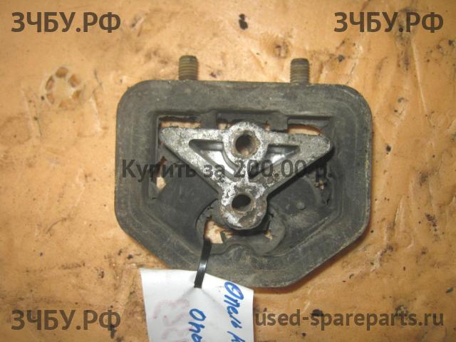 Opel Kadett E Опора двигателя