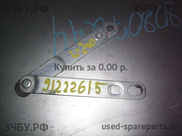 Mitsubishi L200 (4)[KB] Петля двери багажника