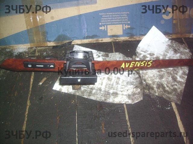 Toyota Avensis 2 Подстаканник