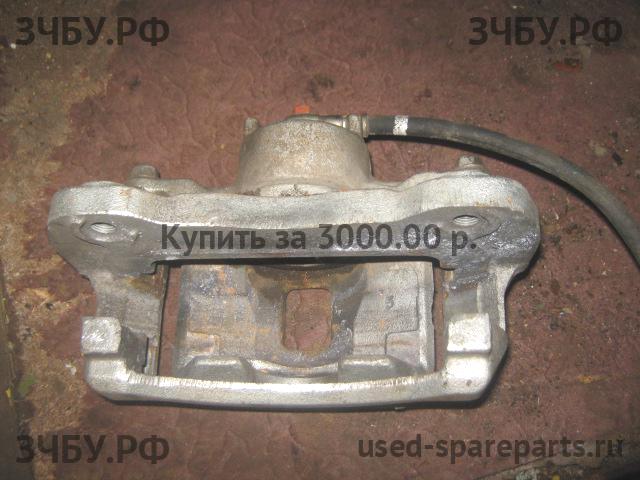 Mitsubishi L200 (4)[KB] Суппорт передний левый (в сборе со скобой)