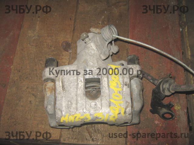 Mazda 3 [BK] Суппорт задний правый (в сборе со скобой)