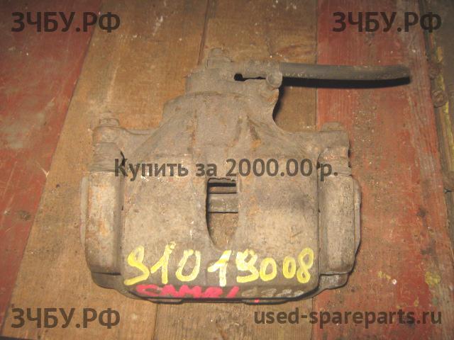 Toyota Camry 5 (V30) Суппорт передний левый (в сборе со скобой)