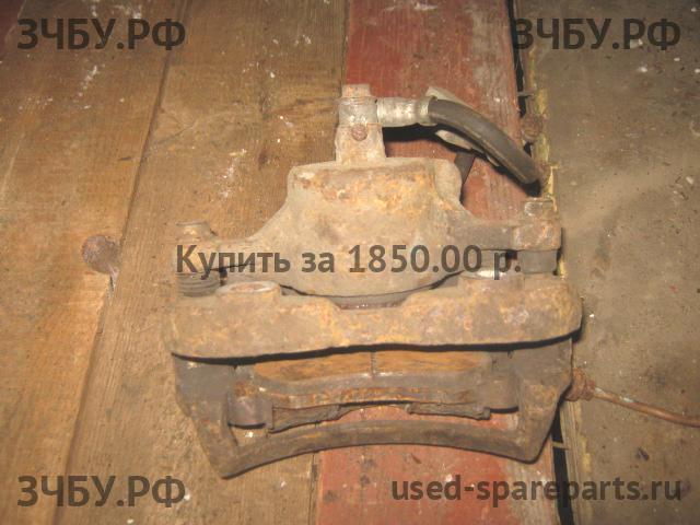 Nissan Primera P10 Суппорт передний правый (в сборе со скобой)